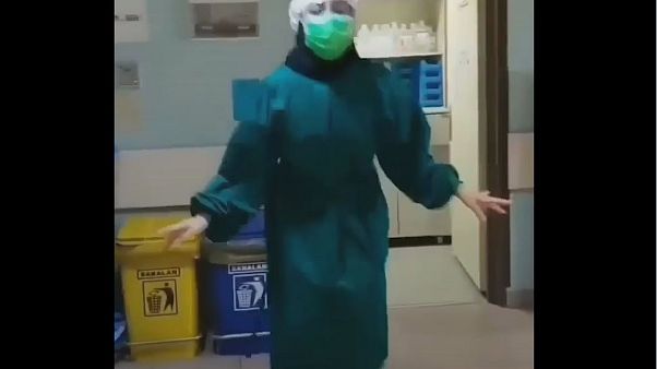 Iran, medici e infermiere ballano per tenere alto il morale contro il coronavirus Iran, medici e infermiere ballano per tenere alto il morale contro il coronavirus