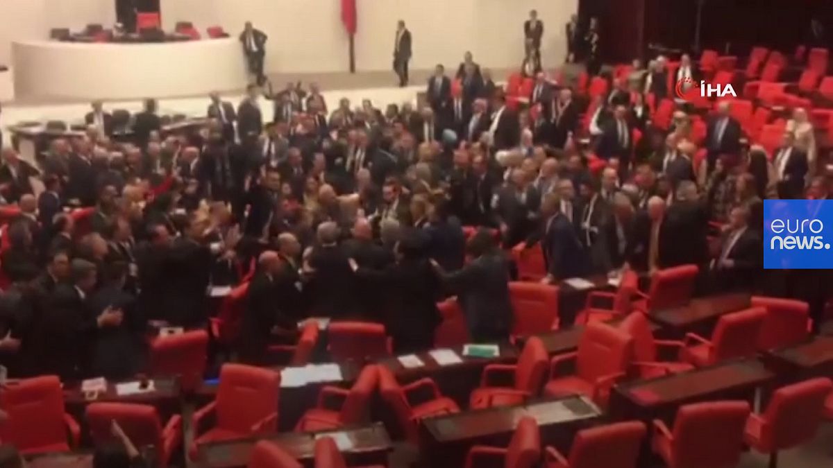 VÍDEO: Pelea en el Parlamento turco por la participación militar en Siria