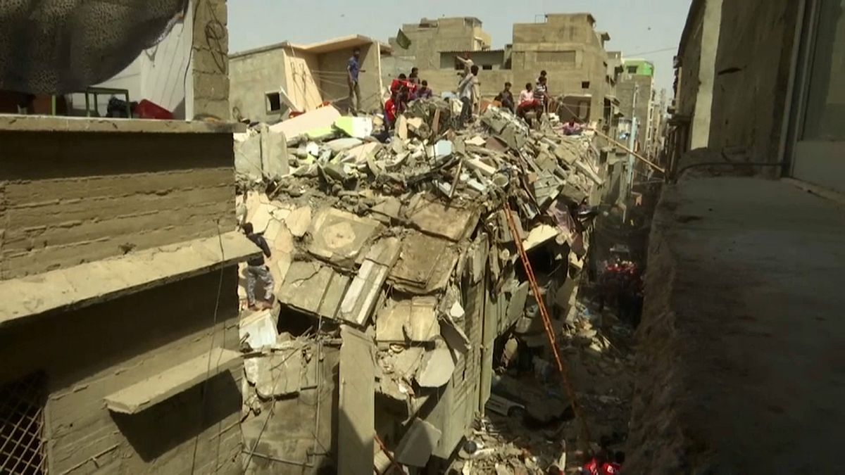 Pakistan'ın Karaçi kentinde 5 katlı bir bina çöktü