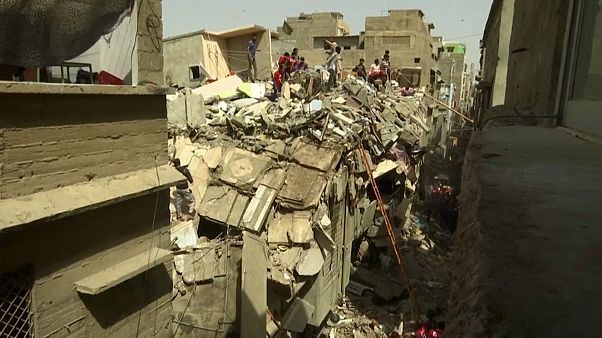 Pakistan'ın Karaçi kentinde 5 katlı bir bina çöktü Pakistan'ın Karaçi kentinde 5 katlı bir bina çöktü