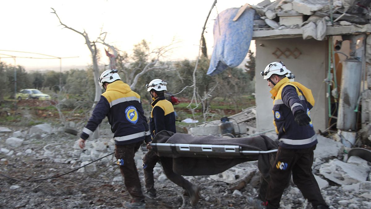 عناصر الانقاذ من القبعات البيضاء تتدخل في ادلب بعيد غارات جوية