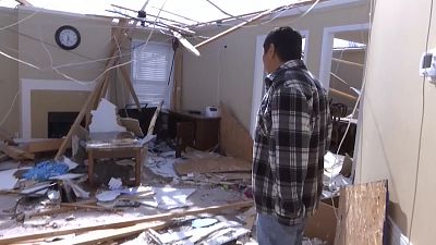 شاهد: منكوبو الإعصار يقيمون حجم الأضرار التي لحقت بمنازلهم في تينيسي