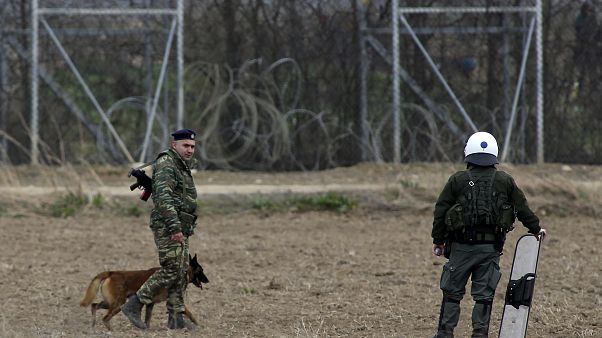 Migrantes e polícia em confronto na fronteira turco-grega, UE intervém Migrantes e polícia em confronto na fronteira turco-grega, UE intervém