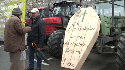Gespräch zweier Teilnehmer einer Bauernkundgebung in München.