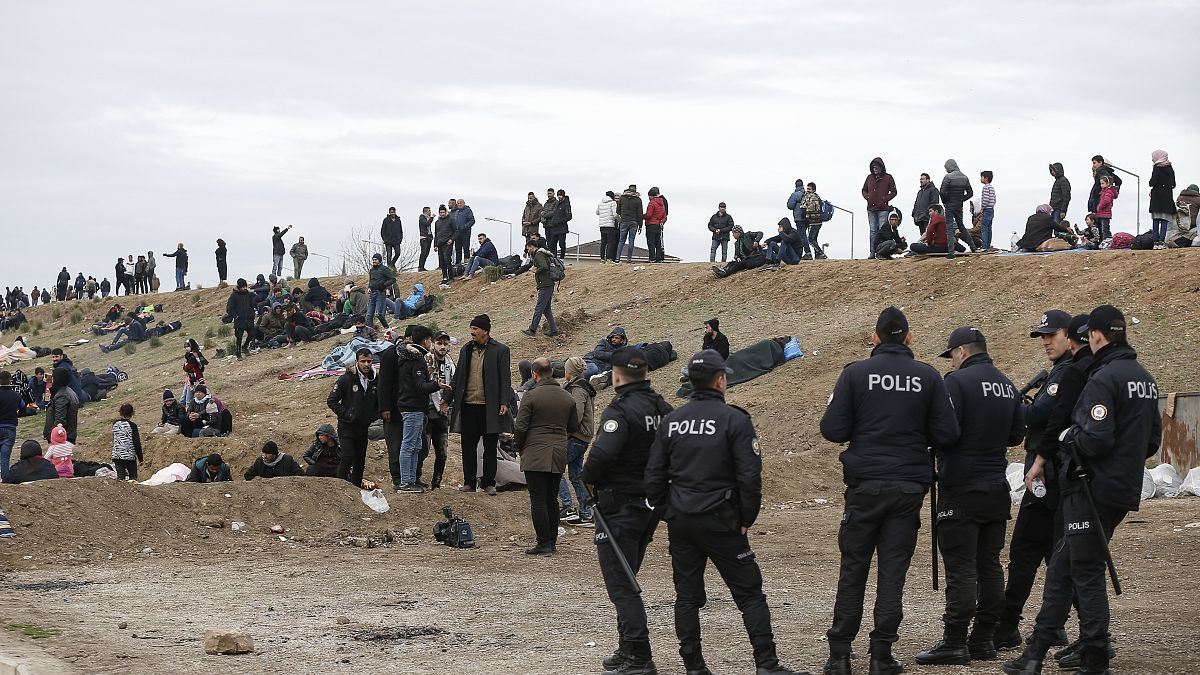 Турецкая полиция и группа мигрантов вблизи греческой границы