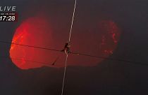 500 Meter Nervenkitzel: Drahtseilakt über heißer Magma