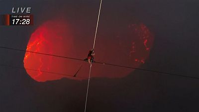 شاهد: مغامر يمشي على حبل معلق فوق فوهة بركان نشط لمدة 31 دقيقة