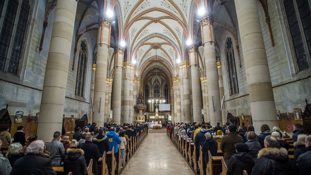 Éjféli szentmise a budapesti Árpád-házi Szent Erzsébet-plébániatemplomban