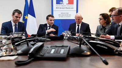 Emmanuel Macron, président français, entouré du ministre de la santé Olivier Veran et du directeur général de la santé Jérôme Salomon lors d'une réunion sur le coronavirus, le