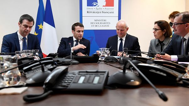 Emmanuel Macron, président français, entouré du ministre de la santé Olivier Veran et du directeur général de la santé Jérôme Salomon lors d'une réunion sur le coronavirus, le Emmanuel Macron, président français, entouré du ministre de la santé Olivier Veran et du directeur général de la santé Jérôme Salomon lors d'une réunion sur le coronavirus, le