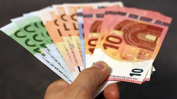 Experts play down likelihood of banknotes spreading coronavirus Experts play down likelihood of banknotes spreading coronavirus