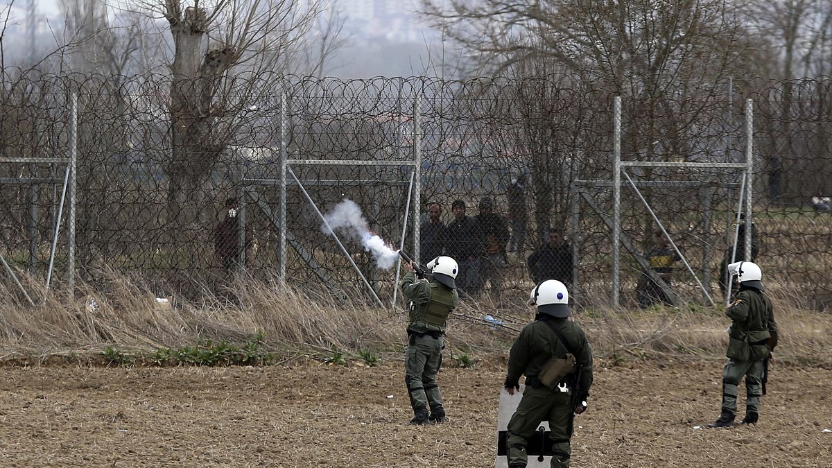 اتهام اليونان باستعمال قنابل غاز "قد تؤدي إلى الموت"