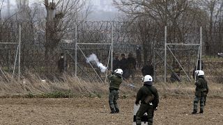 اتهام اليونان باستعمال قنابل غاز "قد تؤدي إلى الموت"