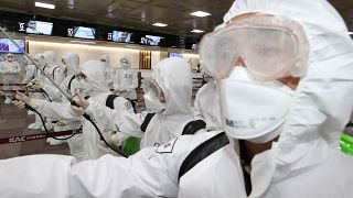 Güney Koreli askerler koronavirüsle mücadele kapsamında dezenfekte yaparken