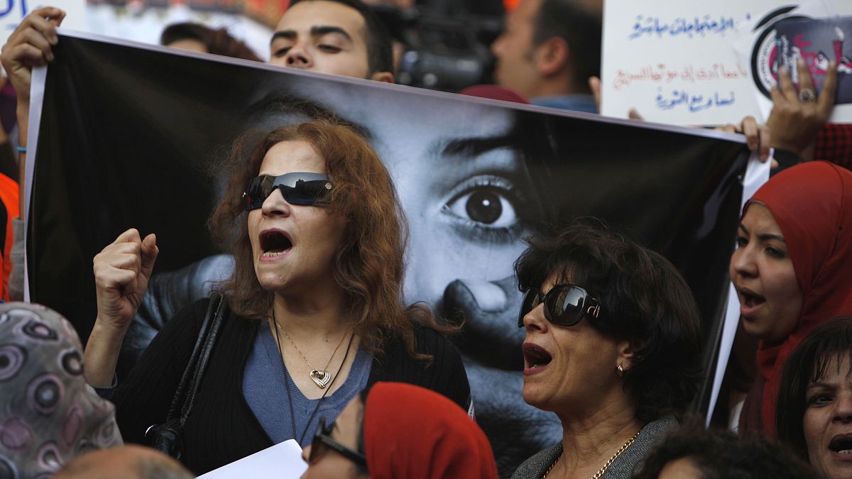 مصريات يتظاهرن بالعاصمة القاهرة يهتفن ضد المجلس العسكري و يؤيدن الثورة /08/03/2012