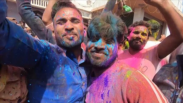 Holi-Fest: Tausende Inder begrüßen den Frühling Holi-Fest: Tausende Inder begrüßen den Frühling