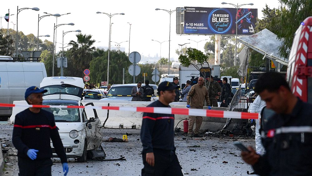 مقتل ثلاثة في هجوم انتحاري مزدوج قرب السفارة الأمريكية في تونس   Euronews