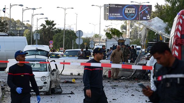 مقتل ثلاثة في هجوم انتحاري مزدوج قرب السفارة الأمريكية في تونس مقتل ثلاثة في هجوم انتحاري مزدوج قرب السفارة الأمريكية في تونس