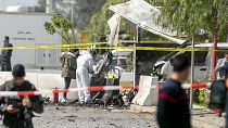 Equipas forenses analisam local de uma das explosões ocorridas em Tunes
