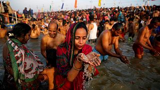 شاهد: هنديات يضربن الرجال بعصي كفعالية في مهرجان هولي