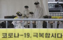 طاقم طبي يرتدي ملابس واقية من فيروس كورونا/كوريا الجنوبية.01/03/2020