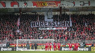 جماهير مشجعة ألمانية تتوعد بمواصلة الاحتجاج ضد رئيس نادي هوفنهايم لكرة القدم.