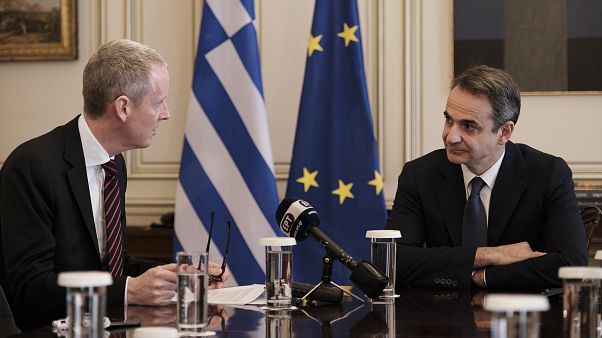 Ο Έλλνας πρωθυπουργός Κ.Μητσοτάκης κατά τη συνάντηση του με τον αντιπρόεδρο της Ευρωπαϊκής Τράπεζας Επενδύσεων (ΕΤΕπ), Άντριου Μακ Ντάουελ. Ο Έλλνας πρωθυπουργός Κ.Μητσοτάκης κατά τη συνάντηση του με τον αντιπρόεδρο της Ευρωπαϊκής Τράπεζας Επενδύσεων (ΕΤΕπ), Άντριου Μακ Ντάουελ.