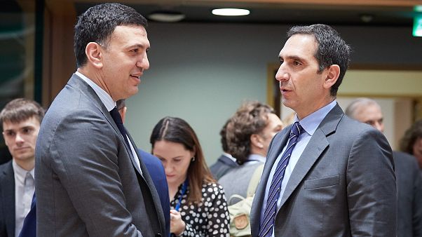 Χαιρετισμός με αγκώνες αντί χειραψίας για Κικίλια - Ιωάννου Χαιρετισμός με αγκώνες αντί χειραψίας για Κικίλια - Ιωάννου