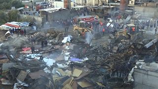 شاهد: حريق ضخم يودي بحياة 9 فلسطينيين في سوق شعبي بقطاع غزة