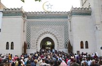 Fransa'da Ramazan Bayramı için Büyük Paris Camisi'ne giden Müslümanlar