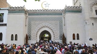 Fransa'da Ramazan Bayramı için Büyük Paris Camisi'ne giden Müslümanlar