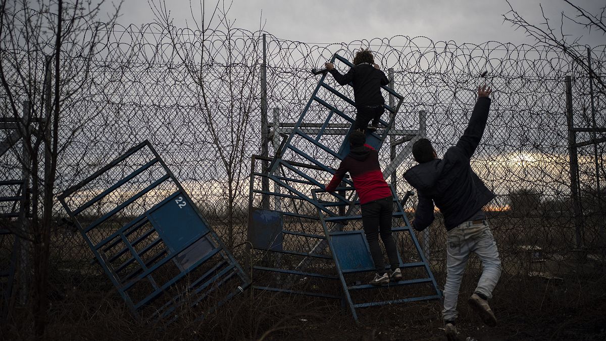 Migranten versuchen, über Grenzzaun nach Griechenland zu gelangen. 