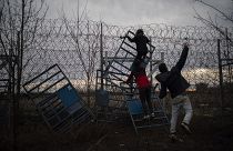 Turquie-Grèce: heurts frontaliers, l'UE cherche à dissuader les migrants