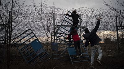 Turquie-Grèce: heurts frontaliers, l'UE cherche à dissuader les migrants