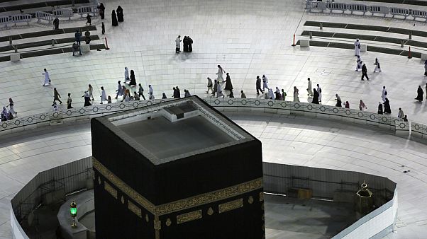 أعداد قليلة من الطائفين بالكعبة فجر السبنت أعداد قليلة من الطائفين بالكعبة فجر السبنت