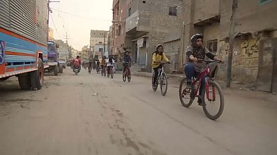 Paquistanesas pedalam por igualdade