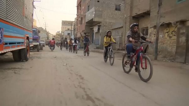 Mit Mut im Sattel - der Mädchen-Fahrradclub von Karatschi Mit Mut im Sattel - der Mädchen-Fahrradclub von Karatschi