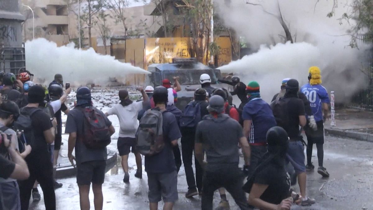 Chile: Clashes as thousands protest in Santiago against the government