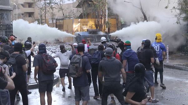 Чили: акция протеста обернулась столкновениями демонстрантов с полиицией Чили: акция протеста обернулась столкновениями демонстрантов с полиицией