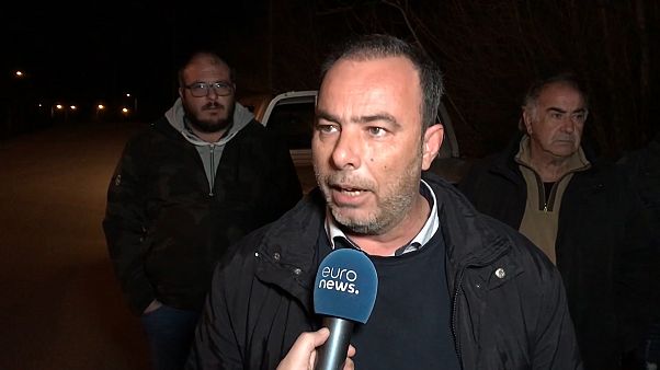 Türkiye'den kaçak geçişlere karşı Yunan çiftçiler polise 'destek' veriyor Türkiye'den kaçak geçişlere karşı Yunan çiftçiler polise 'destek' veriyor