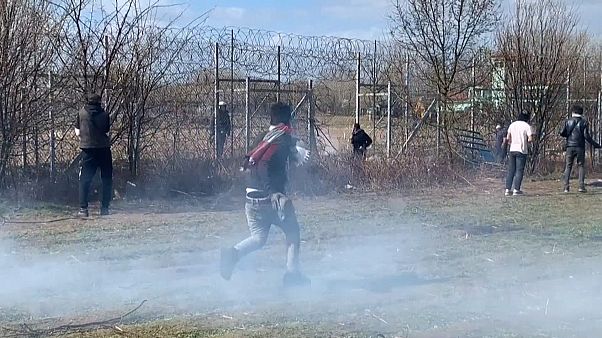 Enfrentamientos entre policías y migrantes en las fronteras griegas Enfrentamientos entre policías y migrantes en las fronteras griegas