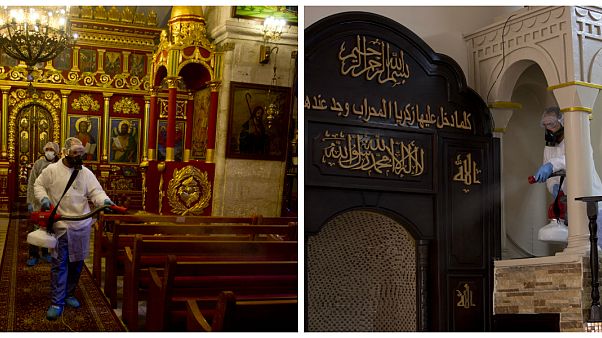 عاملان من بلدية رام الله يطهران مسجداً وكنيسة في المدينة عاملان من بلدية رام الله يطهران مسجداً وكنيسة في المدينة