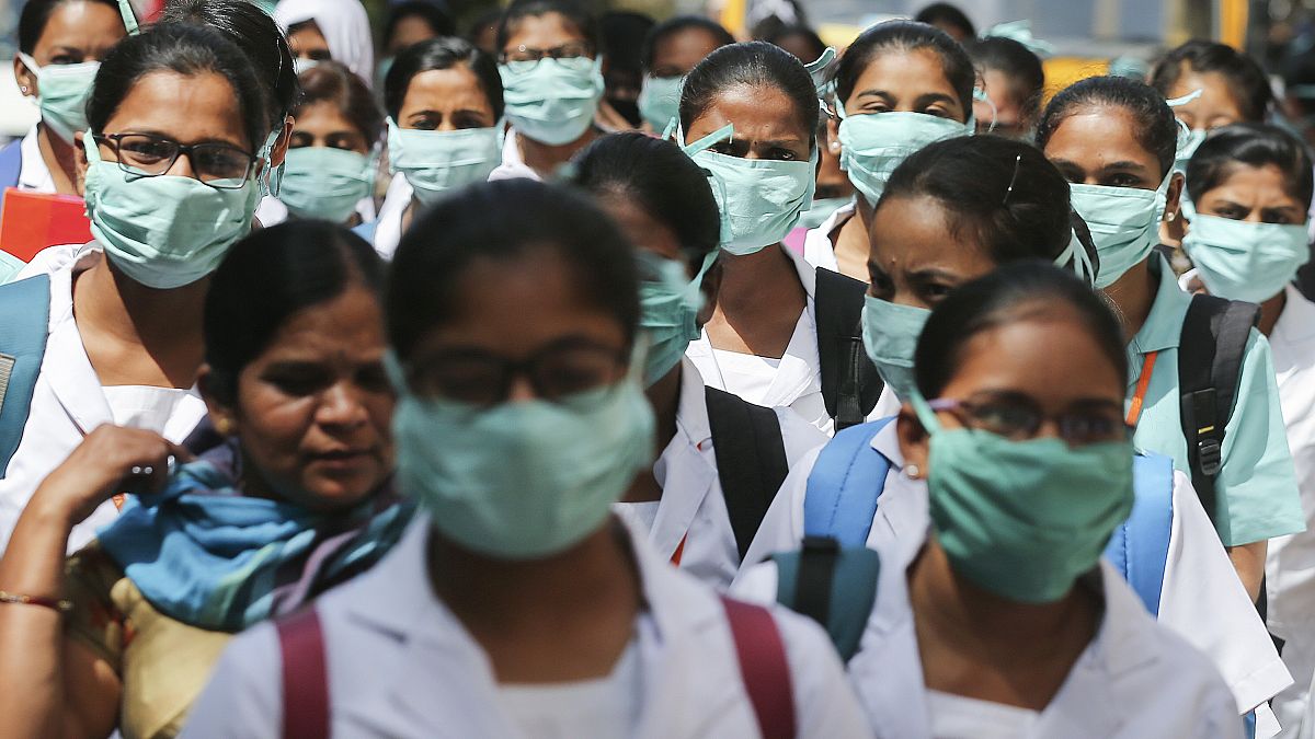 Hindistan'da maske takan tıp öğrencileri / Arşiv