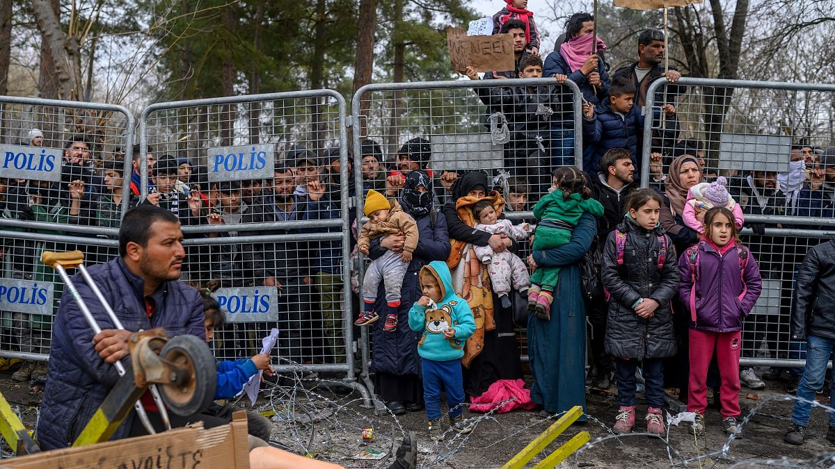 Türkiye'den Yunanistan'a geçmeyi bekleyen göçmenler / Arşiv