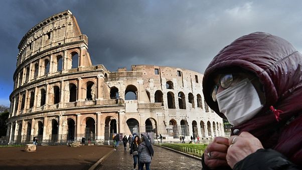 Un hombre con una máscara protectora pasa por el Coliseo de Roma el 7 de marzo de 2020 en medio del temor a la epidemia de Covid-19. Un hombre con una máscara protectora pasa por el Coliseo de Roma el 7 de marzo de 2020 en medio del temor a la epidemia de Covid-19.