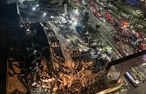 Спасатели работают на месте обрушения гостиницы в провинции Фуцзянь.