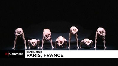 فيديو: فنان بلجيكي-فرنسي يقدم عرضاً براقصين "من دون وجوه"