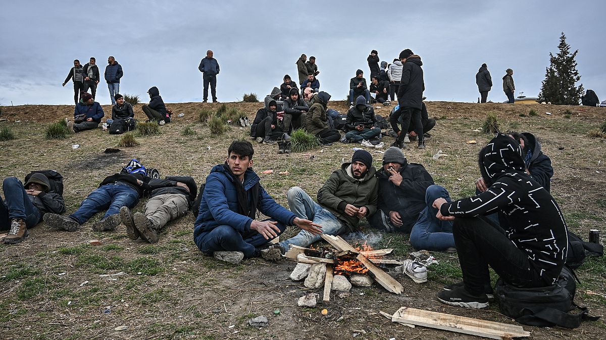 Yunanistan'a geçmeyi bekleyen göçmenler