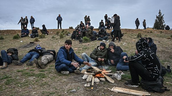 Yunanistan'a geçmeyi bekleyen göçmenler Yunanistan'a geçmeyi bekleyen göçmenler