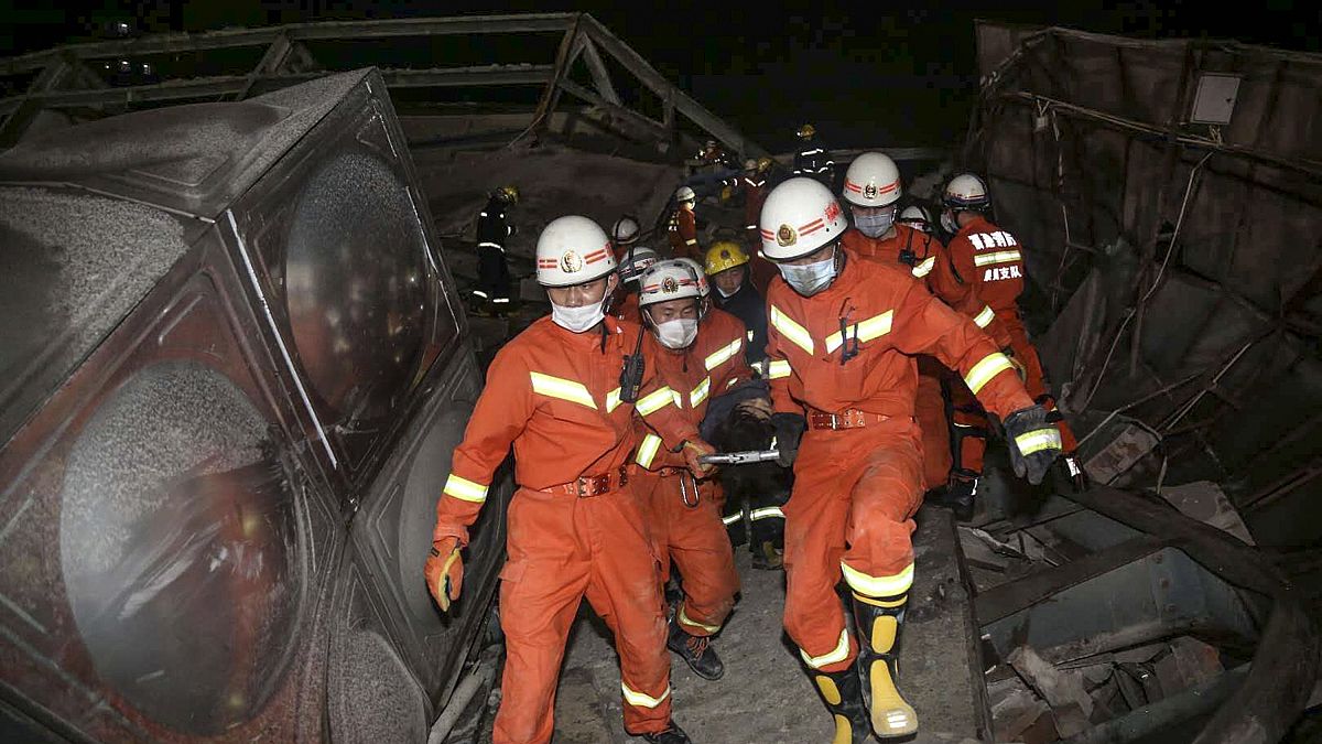 Китай: из-под завалов рухнувшего отеля вытащили десятки человек 